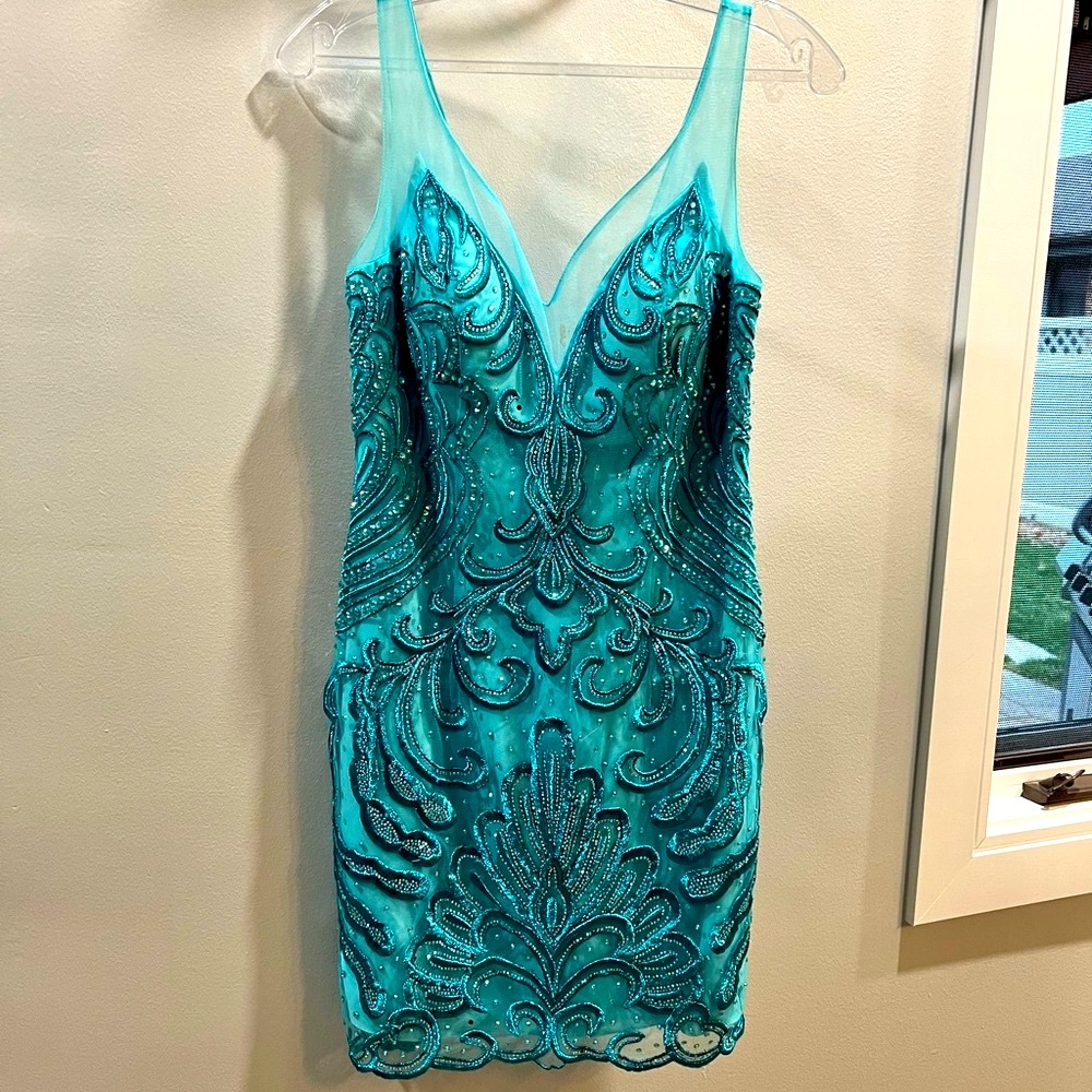 Beautiful dress size medium. Only worn once. Great condition.